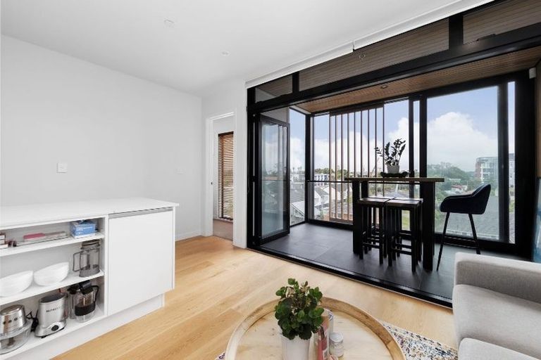 Photo of property in Frank Sargeson Apts, 302/80 Anzac Street, Takapuna, Auckland, 0622