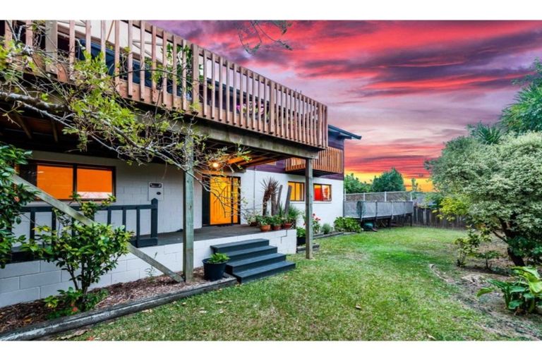 Photo of property in 7 Pokapu Street, Titirangi, Auckland, 0600