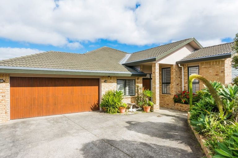 Photo of property in 26 Rising Parade, Fairview Heights, Auckland, 0632