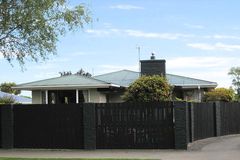 Photo of property in 2/279 Memorial Avenue, Burnside, Christchurch, 8053