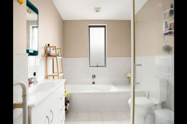 Photo of property in 30/3 Hulme Place, Henderson, Auckland, 0612