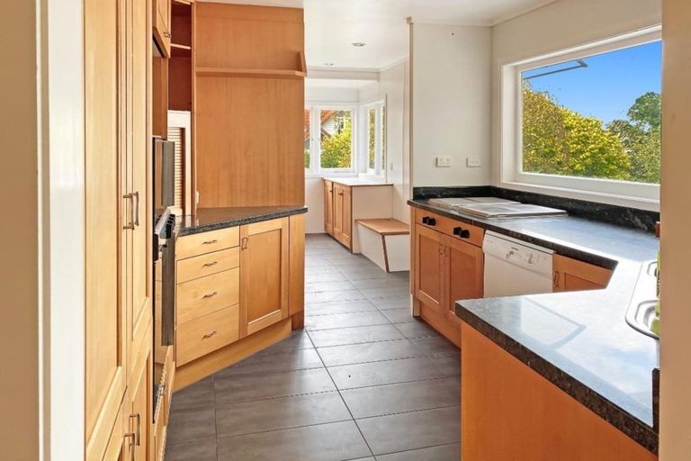 Photo of property in 18 Bridge View Road, Birkenhead, Auckland, 0626