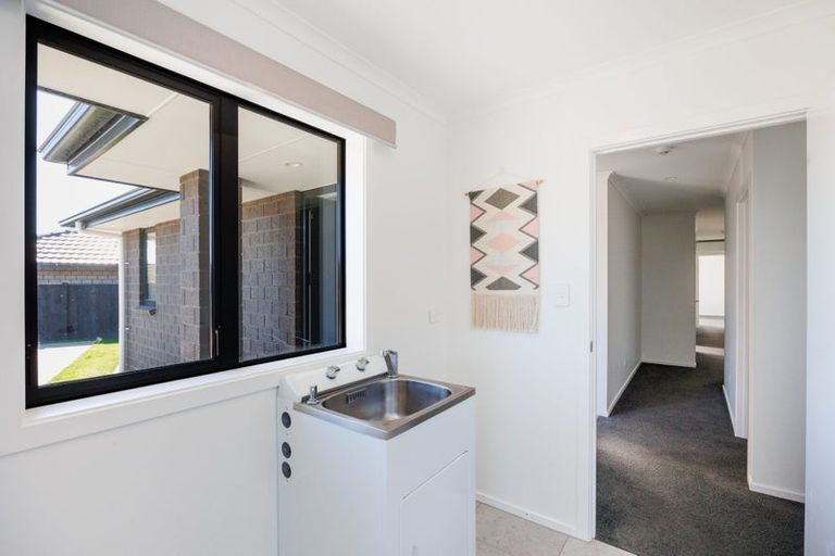 Photo of property in 26 Sardinia Grove, Fitzherbert, Palmerston North, 4410