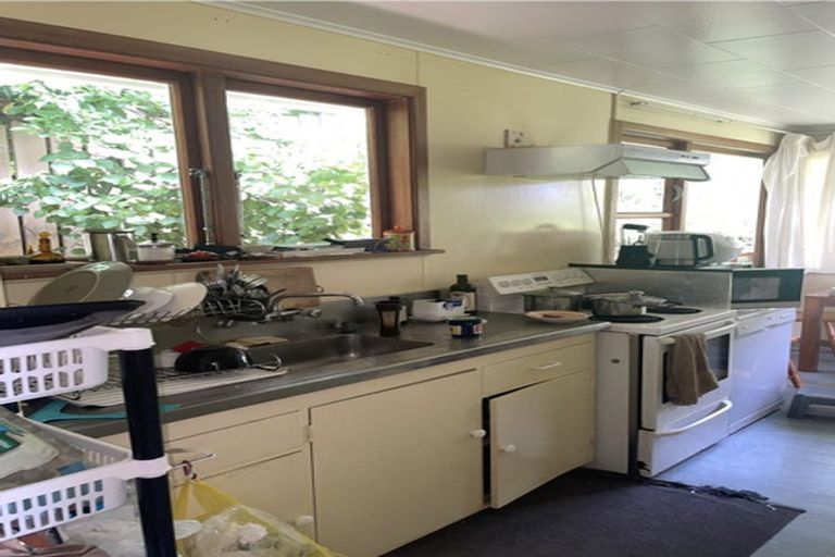 Photo of property in 11 Innes Way, Newlands, Wellington, 6037