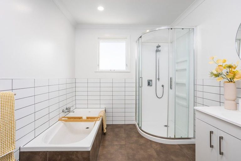 Photo of property in 11 Gatman Street, Birkdale, Auckland, 0626