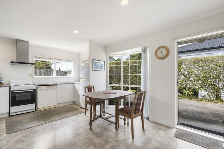 Photo of property in 2/42 Rua Road, Glen Eden, Auckland, 0602