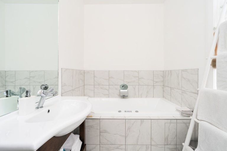 Photo of property in 37 The Crescent, Roseneath, Wellington, 6011