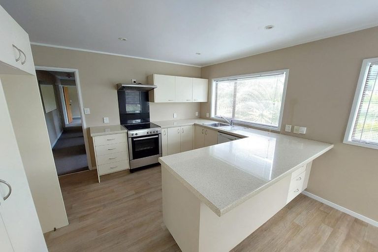 Photo of property in 8 Lowtherhurst Road, Massey, Auckland, 0614