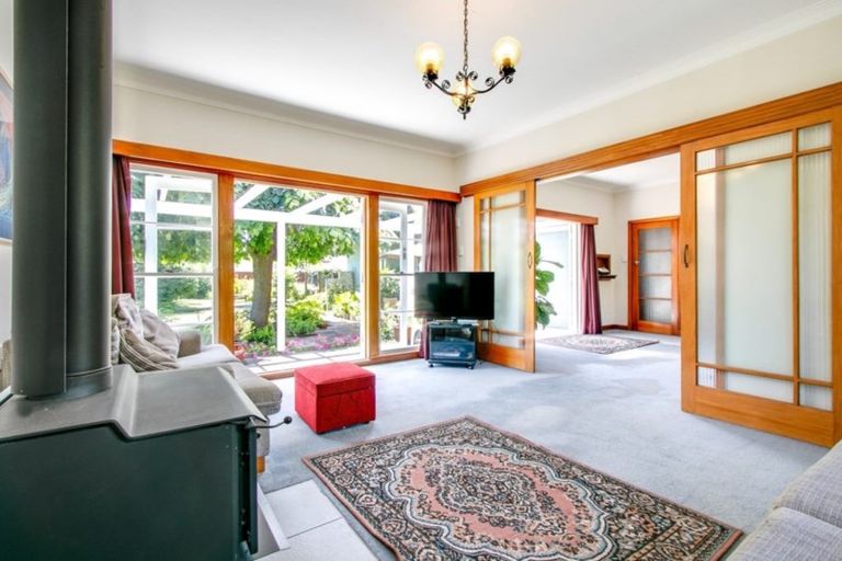 Photo of property in 7 Cambridge Terrace, Taradale, Napier, 4112