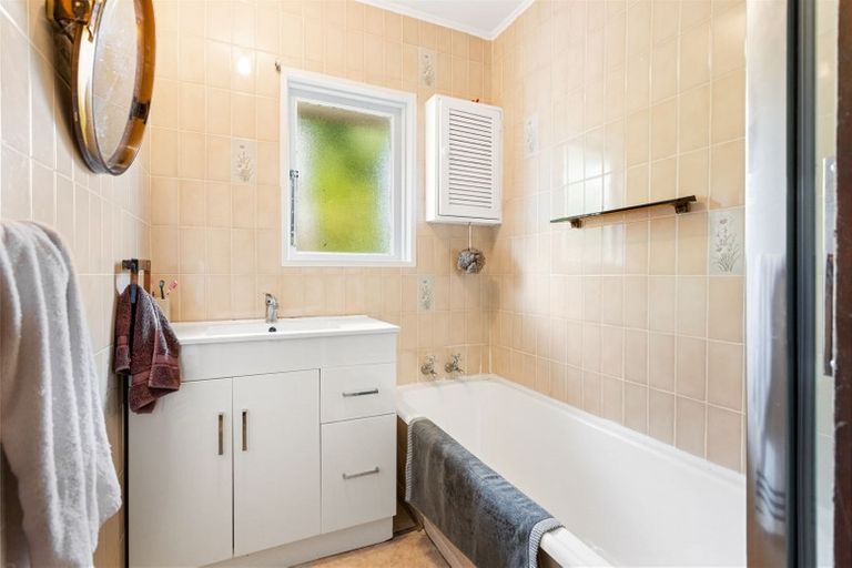 Photo of property in 5 Crystal Avenue, Glendene, Auckland, 0602