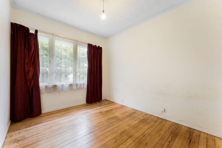 Photo of property in 17 Kirrie Avenue, Te Atatu South, Auckland, 0610