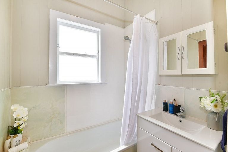 Photo of property in 21 Railway Street, Helensville, 0800