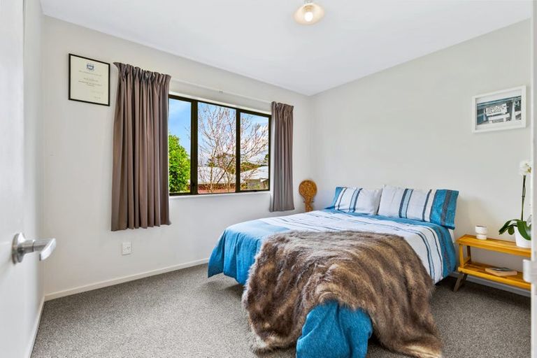 Photo of property in 1/1032 East Coast Road, Fairview Heights, Auckland, 0630