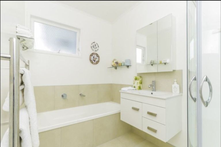 Photo of property in 154 Bleakhouse Road, Mellons Bay, Auckland, 2014
