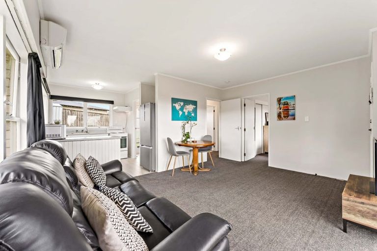 Photo of property in 1/6 Segedin Place, Glenfield, Auckland, 0629