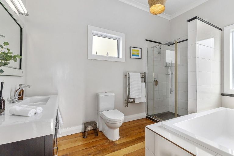 Photo of property in 118 Sutherland Road, Melrose, Wellington, 6023