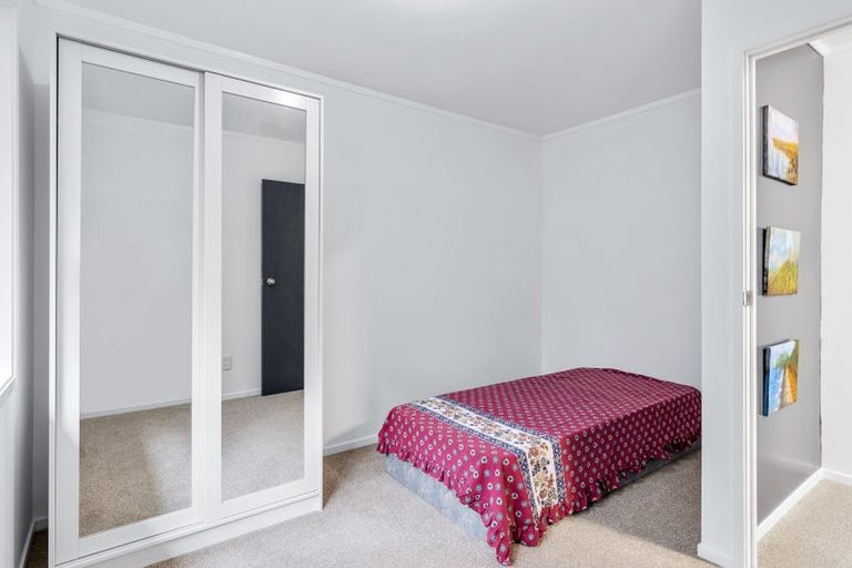 Photo of property in 2/94 Kaurilands Road, Titirangi, Auckland, 0602