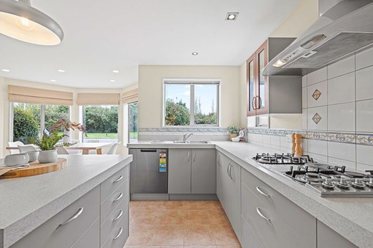 Photo of property in 64 Willowview Drive, Redwood, Christchurch, 8051