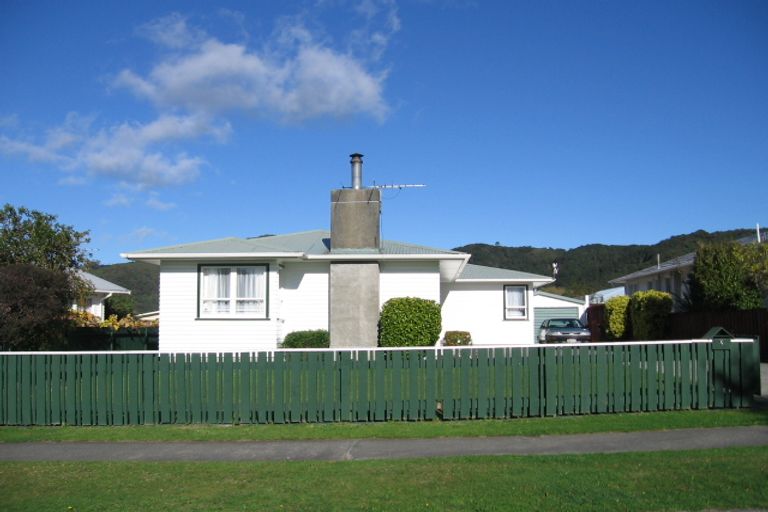 Photo of property in 5 Kumeroa Grove, Wainuiomata, Lower Hutt, 5014