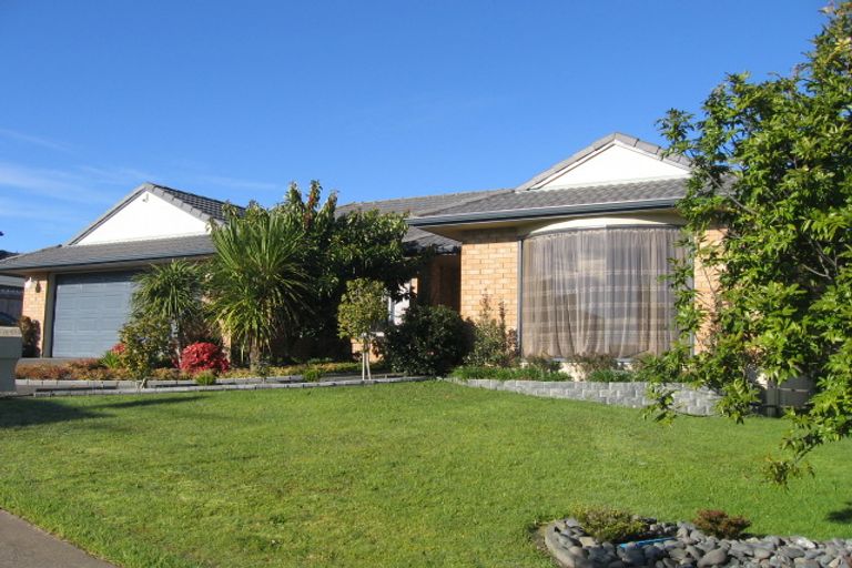 Photo of property in 35 Newbliss Crescent, East Tamaki Heights, Auckland, 2016