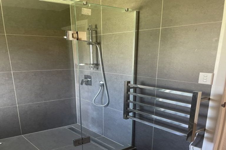 Photo of property in 11 Santiago Crescent, Unsworth Heights, Auckland, 0632