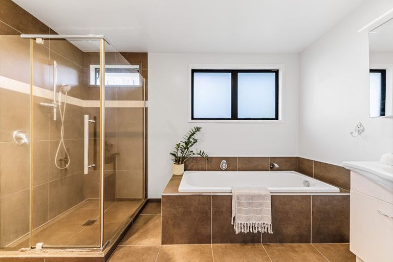 Photo of property in 18 Outlook Road, Greenhithe, Auckland, 0632