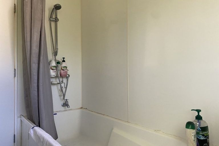 Photo of property in 186 Newlands Road, Newlands, Wellington, 6037