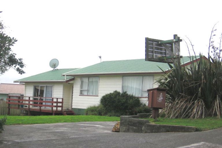 Photo of property in 2 Salem Court, Churton Park, Wellington, 6037