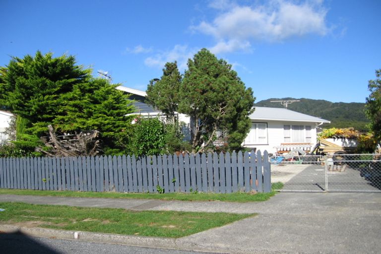 Photo of property in 3 Kumeroa Grove, Wainuiomata, Lower Hutt, 5014