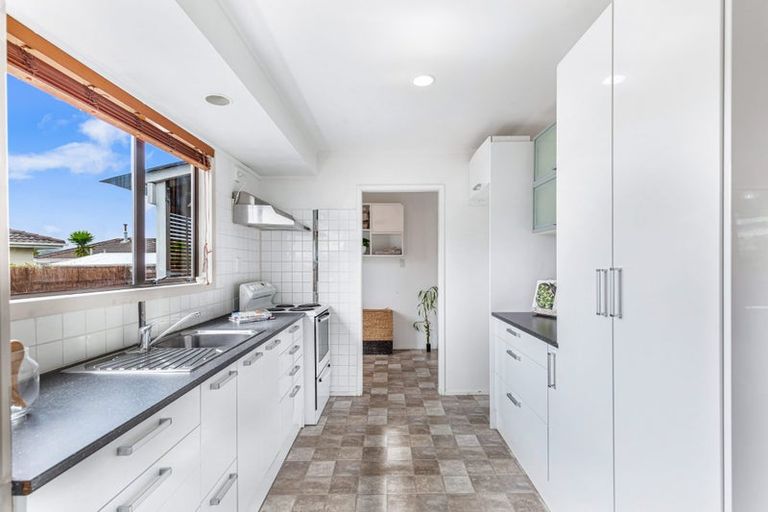 Photo of property in 16 Glenhaven Place, Te Atatu Peninsula, Auckland, 0610