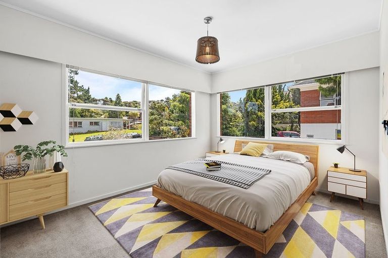 Photo of property in 24 Holdaway Avenue, Northcote, Auckland, 0627