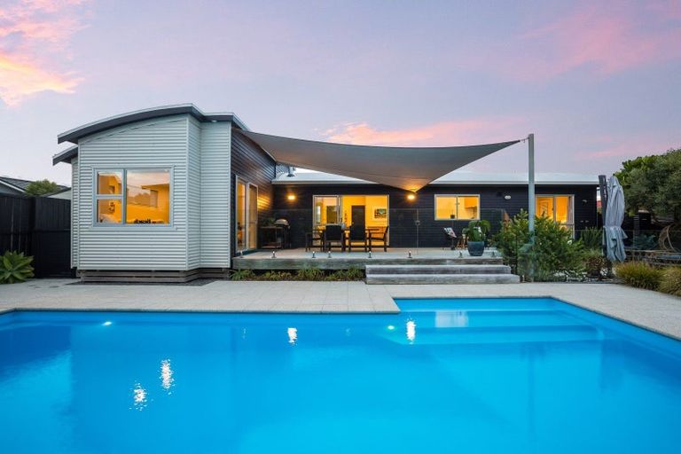 Photo of property in 141 Field Way, Waikanae Beach, Waikanae, 5036