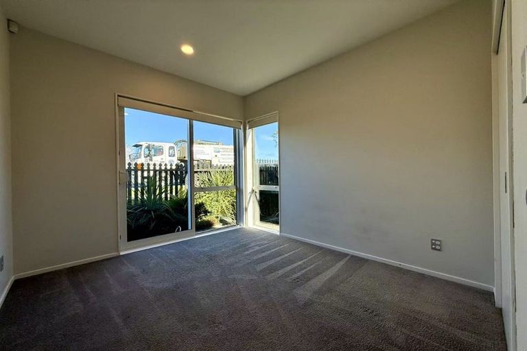 Photo of property in 35 Red Hills Road, Massey, Auckland, 0614