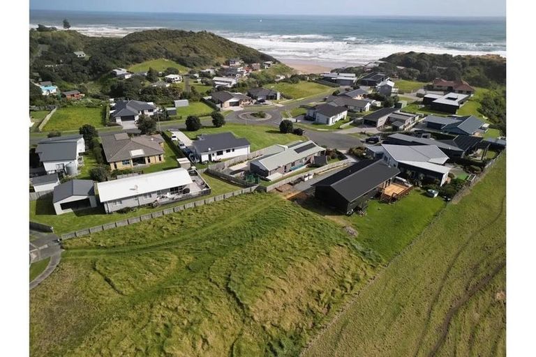 Photo of property in 5 Snapper Street, Baylys Beach, 0377