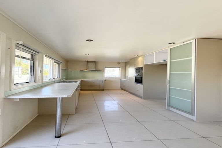 Photo of property in 1 Sunnynook Road, Forrest Hill, Auckland, 0620