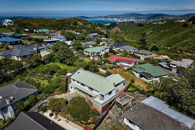 Photo of property in 20 Lyndfield Lane, Newlands, Wellington, 6037