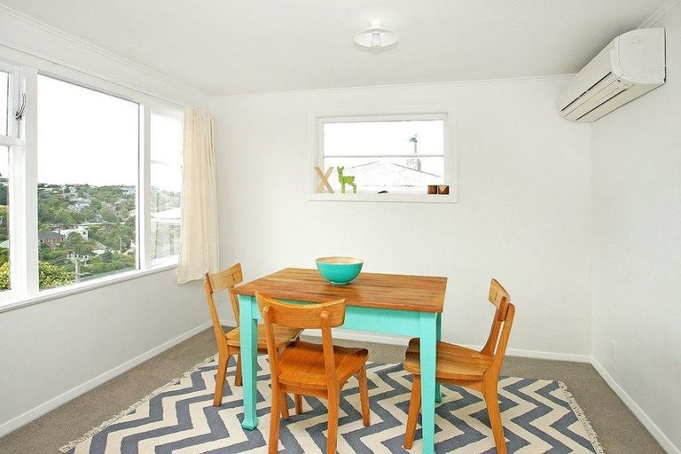 Photo of property in 104 Ruskin Road, Newlands, Wellington, 6037