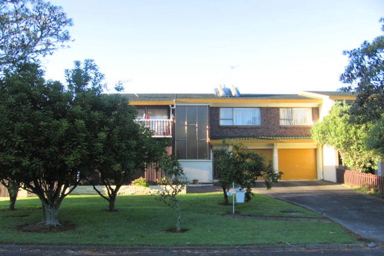 Photo of property in 2b Banksia Place, Goodwood Heights, Auckland, 2105