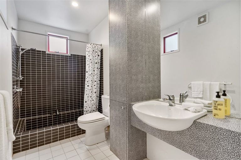 Photo of property in 2/2a Covil Avenue, Te Atatu South, Auckland, 0610