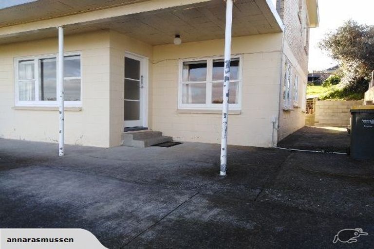 Photo of property in 17 Martin Crescent, Northcote, Auckland, 0627