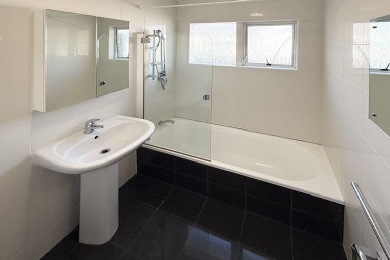 Photo of property in 1 Sunnynook Road, Forrest Hill, Auckland, 0620