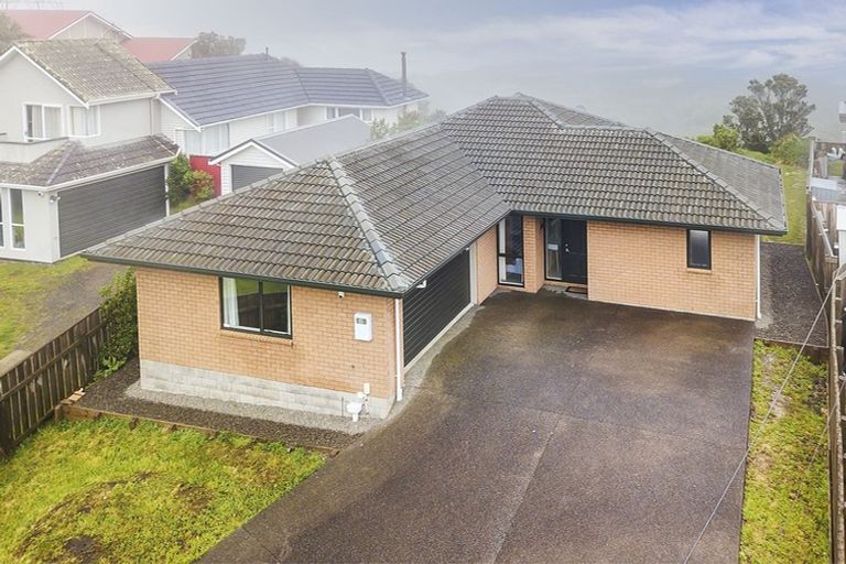 Photo of property in 52 Miles Crescent, Newlands, Wellington, 6037
