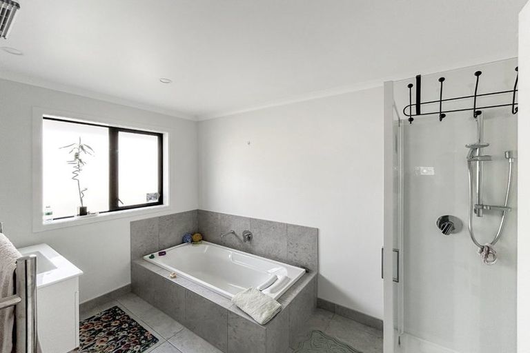 Photo of property in 26 Sardinia Grove, Fitzherbert, Palmerston North, 4410