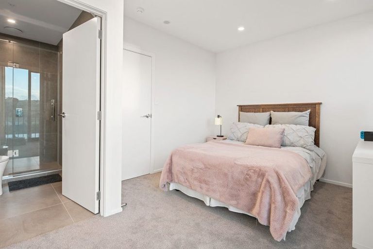 Photo of property in 10/19 Windlass Street, Long Bay, Auckland, 0630