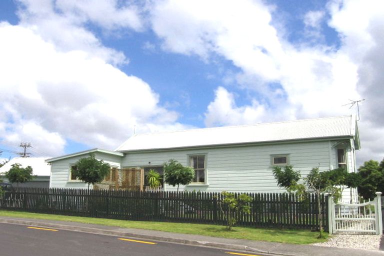 Photo of property in Shepherds Park Retirement Village, 2/2 John Bracken Way, Beach Haven, Auckland, 0626