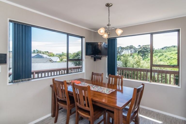 Photo of property in 16 Nugget Grove, Raumati Beach, Paraparaumu, 5032