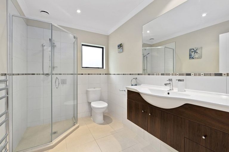 Photo of property in 21 Newbury Place, Schnapper Rock, Auckland, 0632