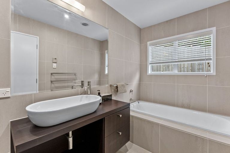 Photo of property in 1/14 Bournemouth Terrace, Murrays Bay, Auckland, 0630