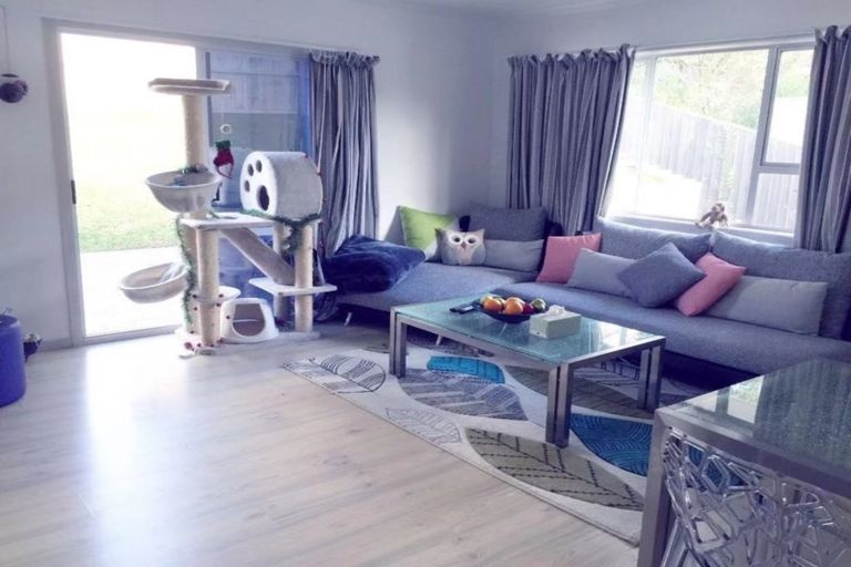 Photo of property in 1/17 Ayton Drive, Totara Vale, Auckland, 0629