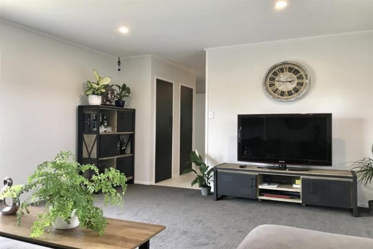 Photo of property in 2/77 Luanda Drive, Ranui, Auckland, 0612